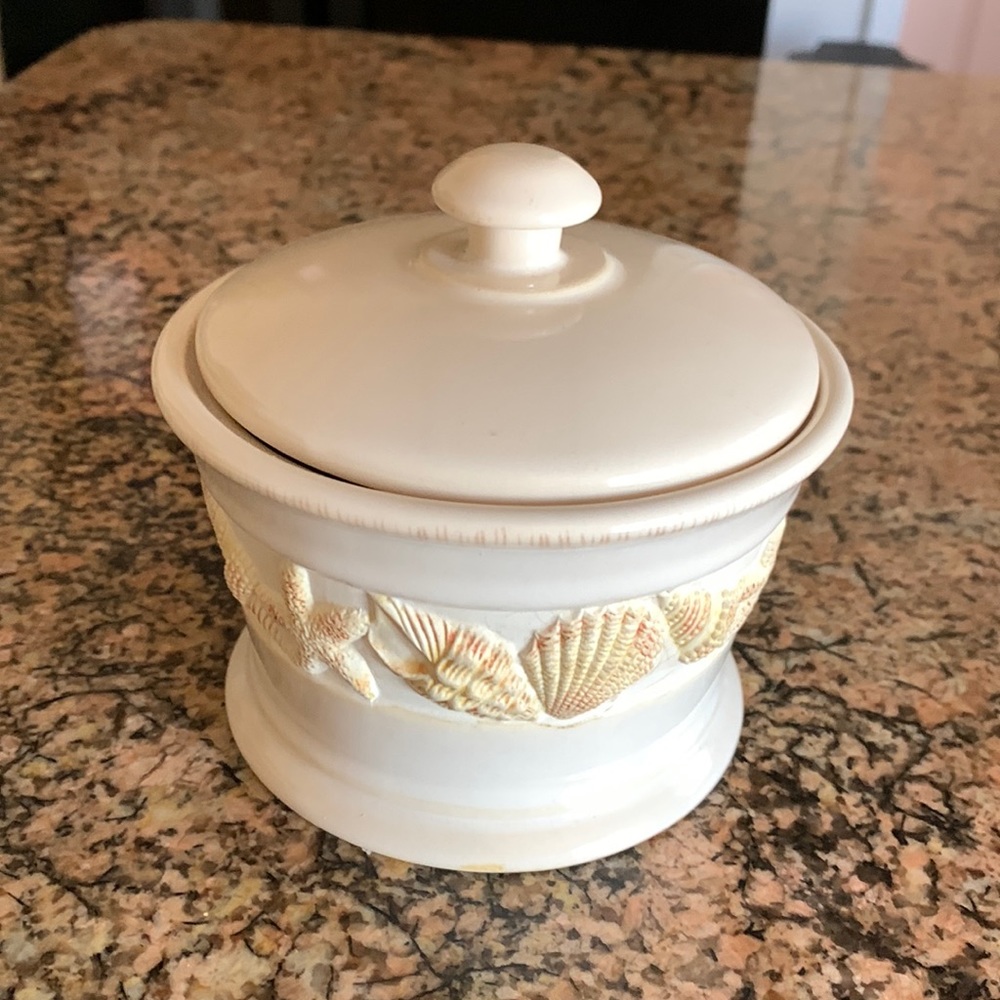 Shell dish with lid